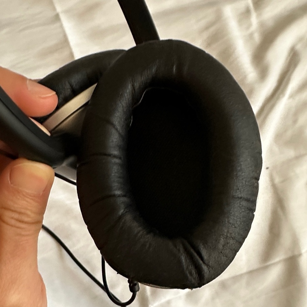 Bose Wired Over-Ear Headphones - Picture 6 of 8